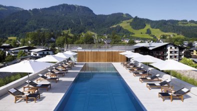 Hotel Schwarzer Adler Dachpool Blick Hahnenkamm, © Harisch Hotels