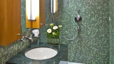 Bad mit Dusche in der Junior Suite Maximilian, © (c) Hotel Maximilian