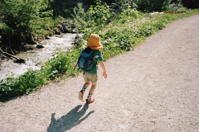 Bergspielplatz: An der Ehrwalder Talstation startet eine Wanderung, auf der acht kleine Rätsel gelöst und die richtigen Lösungszahlen gesammelt werden müssen. „Ich habe mich gefreut, mir einmal nicht selbst in einem Berliner Park ein Spiel ausdenken zu müssen“, sagt Fabian Zapatka. Nach den erfolgreich absolvierten Aufgaben erhält Fanny natürlich ihre Anstecknadel im Ehrwalder Tourismusbüro.