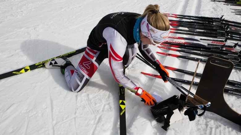 Kurz notiert: Nach jeder Fahrt macht sich Katharina Notizen &uuml;ber den getesteten Ski.
