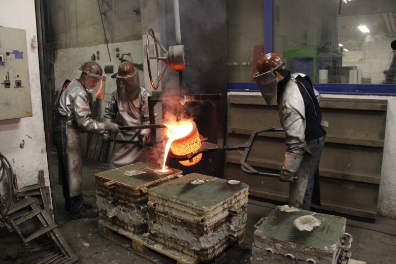 Arbeiter schütten das über 1.000 Grad heiße Metall in die Gussform. (Foto: Tanja Ullrich)