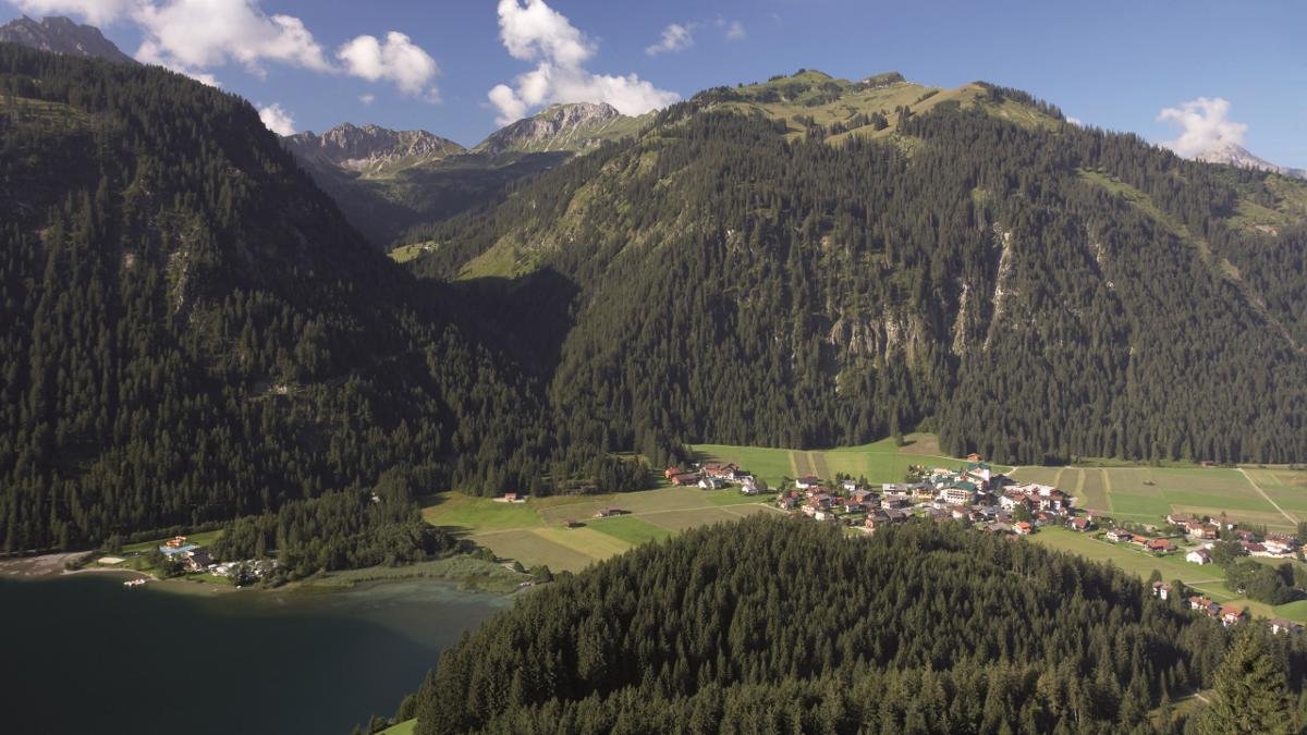 Der Haldensee, in dem sich die majestätische Rote Flüh spiegelt, ist ein magischer Anziehungspunkt für Fischer, Schwimmer und Bootskapitäne – und groß genug, dass einander Ruhebedürftige und Actionliebhaber nicht in die Quere kommen., © Tannheimer Tal