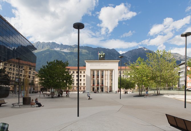 Beliebter Treffpunkt bei Bikern und Skatern: der Innsbrucker Landhausplatz, © Tirol Werbung/Bert Heinzlmeier