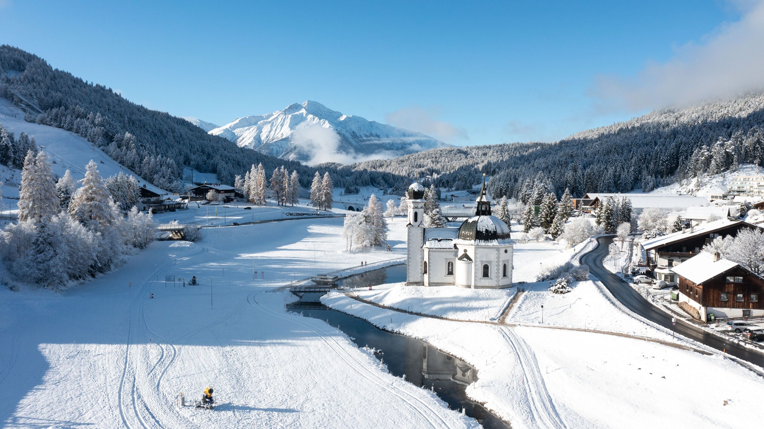 verschneites Seefeld im Winter mit der Kapelle Seekirchl