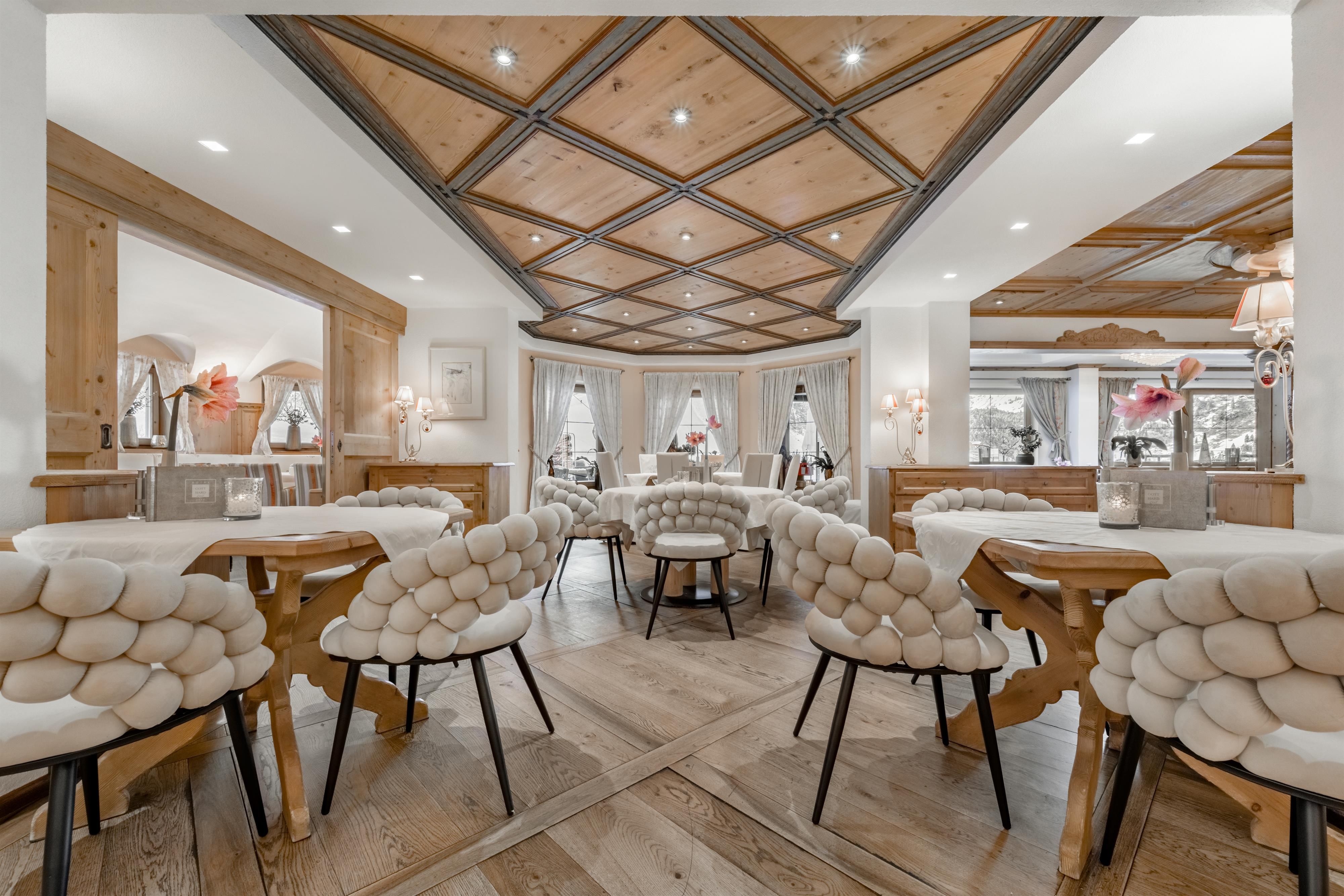 Ein elegantes Restaurant mit Holzboden und stilvollen Möbeln. Die Atmosphäre ist warm und einladend.