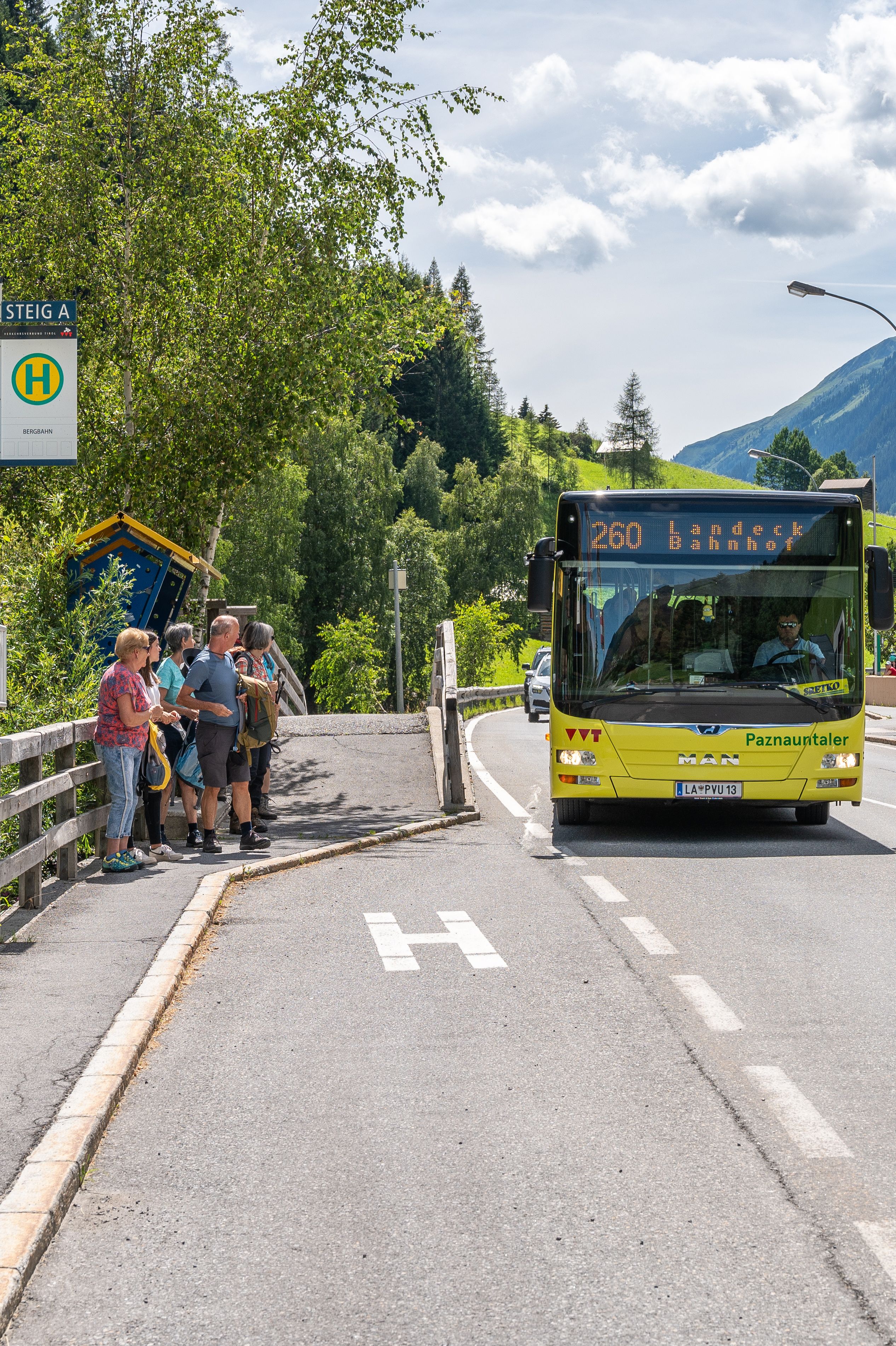 Wanderbus an der Bushaltestelle im Paznauntal