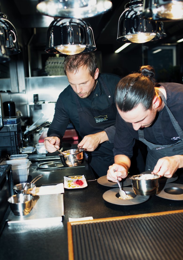 Es muss nicht immer Reis sein: Gunther Döberl (links) und sein Team bei der finalen Zusammensetzung des spektakulären Gerstenrisottos in der Küche des Ischgler Restaurants Stiar.