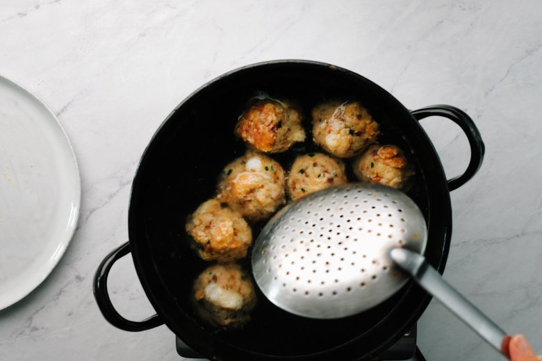 Schritt 4: Mit nassen Händen Knödel formen und diese 10-15 Minuten in Salzwasser kochen.