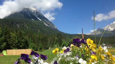 Blick Zugspitze, Gaistal und Munde mit Rauthhütte, © Zottlhof