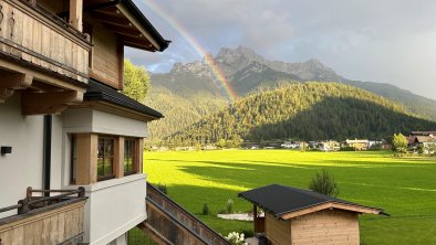 Blick auf die Loferer Steinberge mit Regenbogen