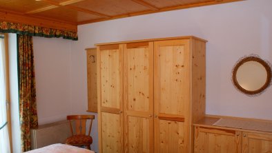 Wohnung 2: Schlafzimmer mit Doppelbett und Balkon