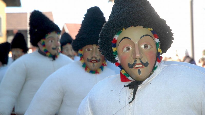 Mit Maske und großem Körperumfang: Die Wampeler stehen im Mittelpunkt des Axamer Fasnachtsbrauchs, © Fasnachtsverein Axams