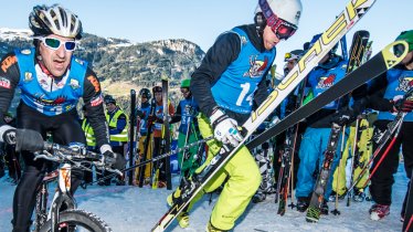 Immer im Team: Die Teilnehmenden des harten Wettkampfs Rise&Fall Mayrhofen holen das Letzte aus sich heraus, © Michael-Werlberger