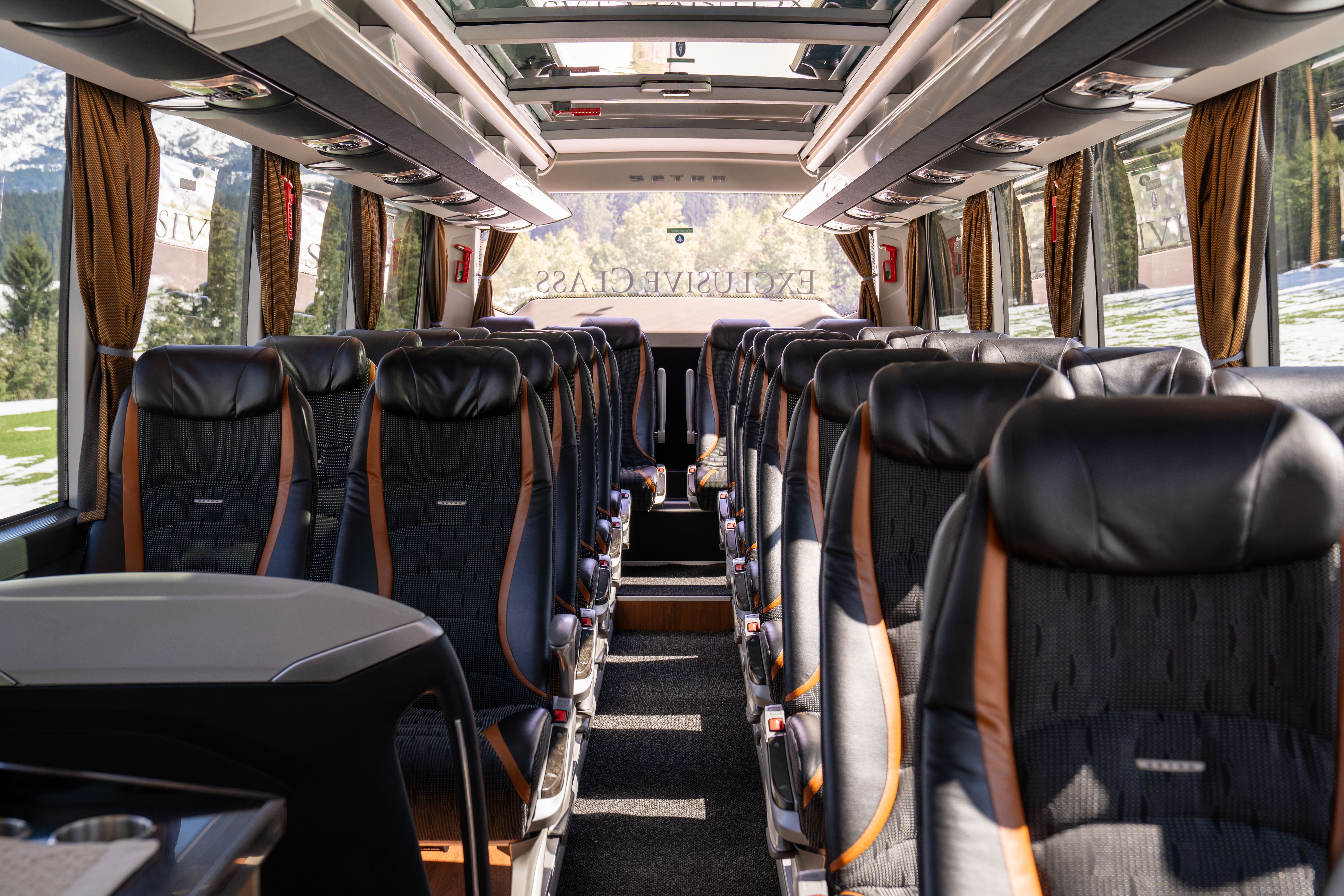 Sitzreihen im Alpliner-Bus, Busanreise nach Tirol