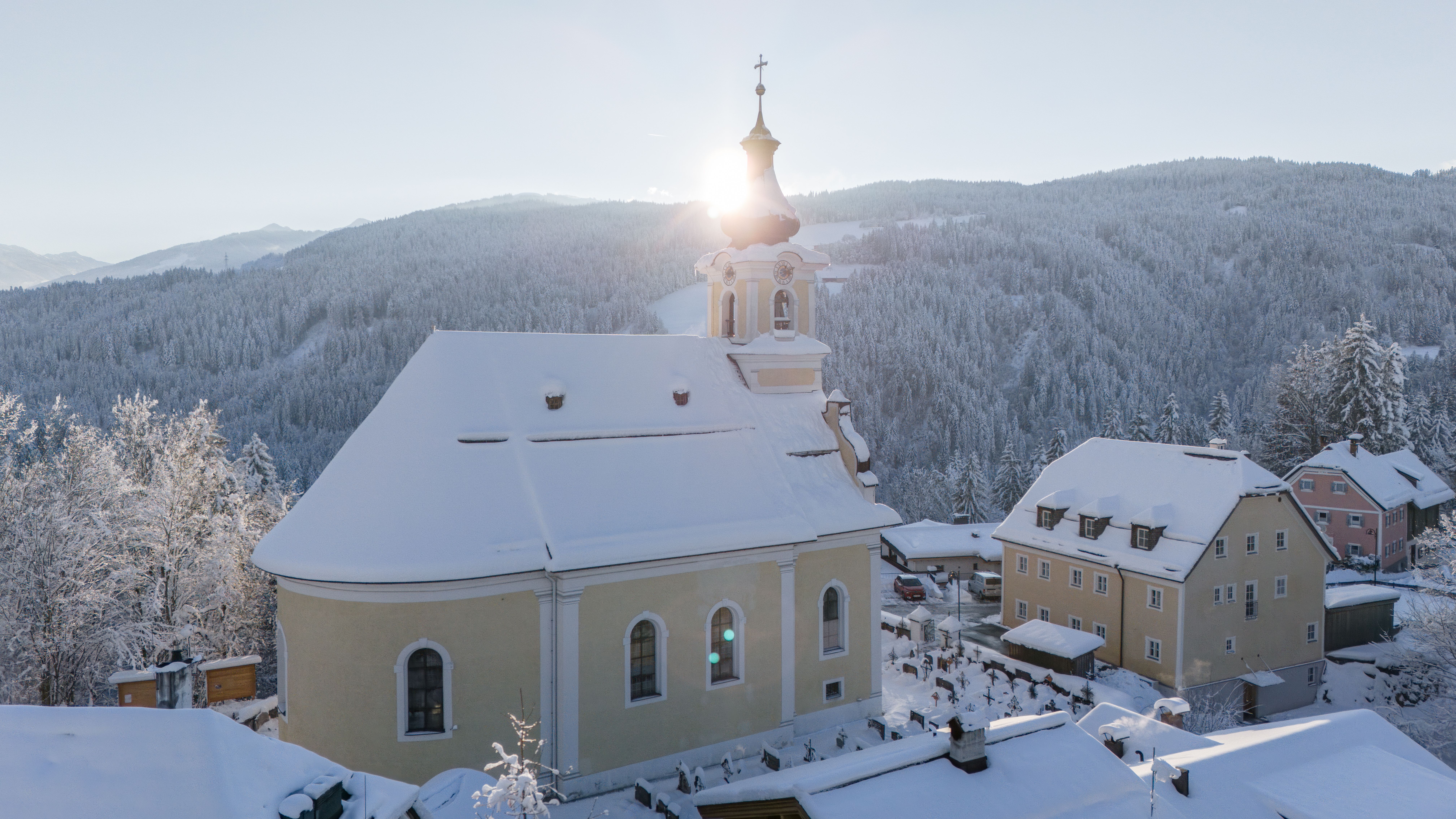 Winter in Itter, Kapelle in verschneitem Ort und verschneiter Landschaft