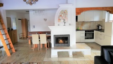 6/8 PERSON APARTMENT - LIVING AREA & FIREPLACE