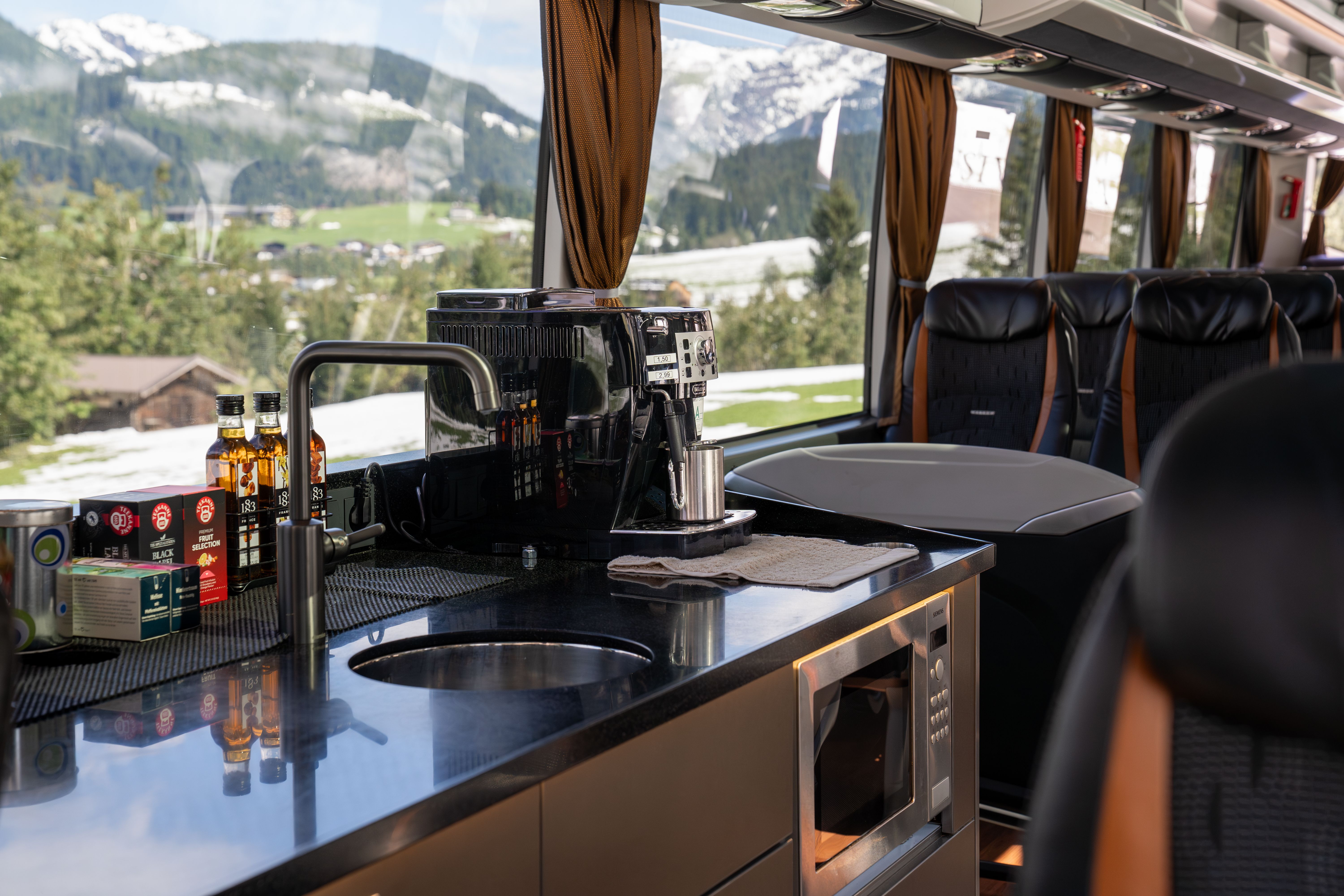 Reisebus mit Küche von innen, Alpliner, Busanreise Tirol