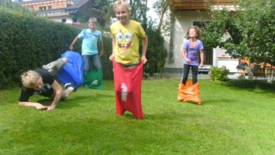 Ferienwohnung Lechner Aschau - Kinder im Garten
