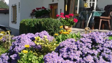 Blumen vor dem Haus