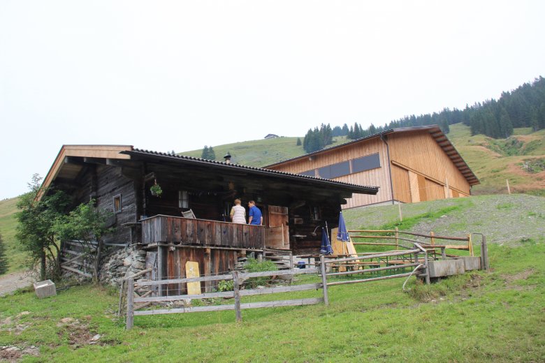                         Die alte Hütte, im Hintergrund der moderne Stall
          
          