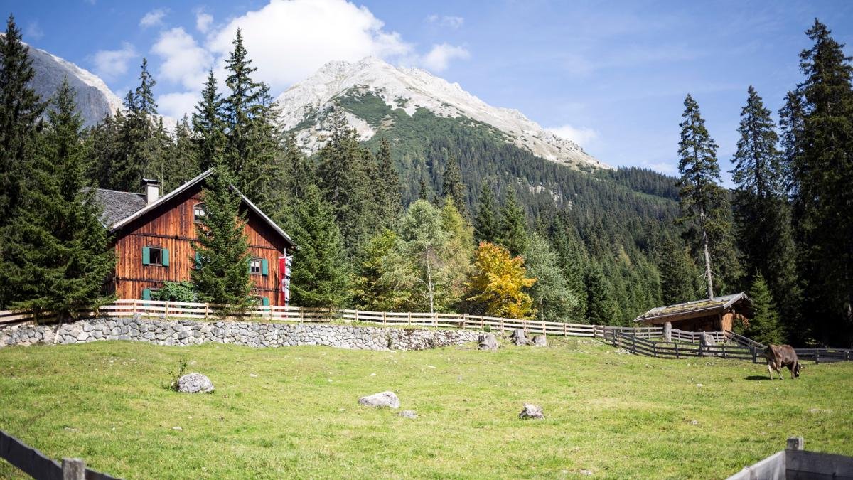 Das Gaistal verbindet Leutasch mit Ehrwald im Zugspitz-Gebiet und ist ein perfektes Terrain zum Wandern oder Mountainbiken. Besonders empfehlenswert ist der Ganghoferweg, der zu Ehren des deutschen Schriftstellers Ludwig Ganghofer errichtet worden ist. Er verbrachte beinahe 20 Jahre seines Lebens überwiegend in seinem Jagdhaus „Hubertus“ im Gaistal in Leutasch., © Tirol Werbung/Dominik Gigler