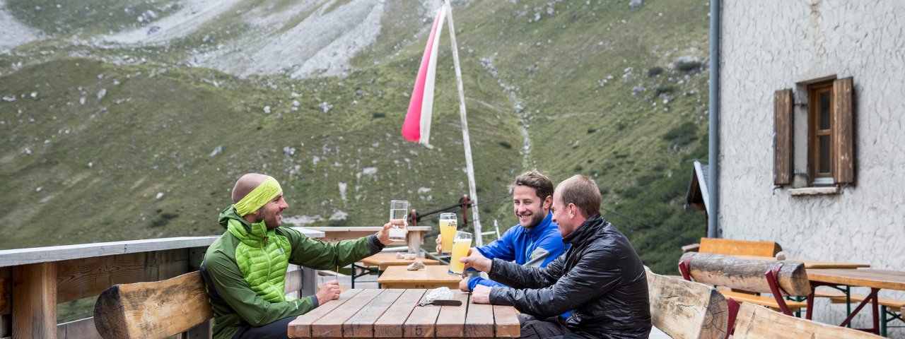 Terrasse der Steinseehütte, © Tirol Werbung/Dominik Gigler