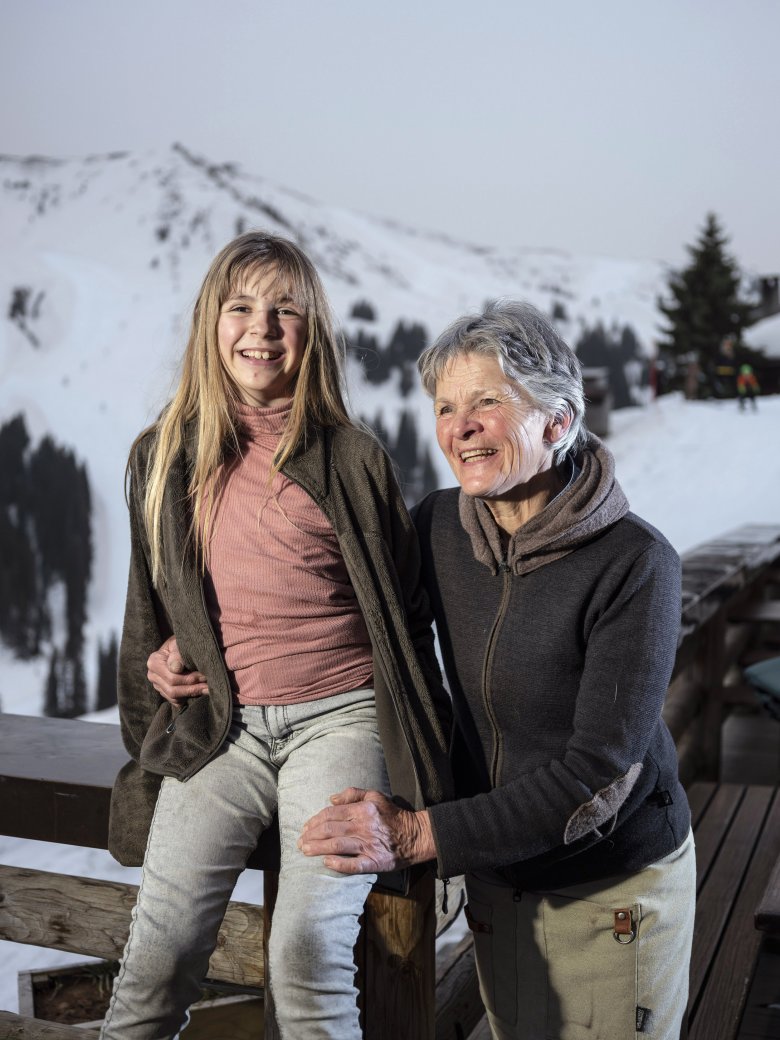 Sarah und ihre Oma Loisi P&ouml;lzelbauer wohnen auf der 1.694 Meter hoch gelegenen Melkalm bei Kitzb&uuml;hel: drei Generationen unter einem Dach.