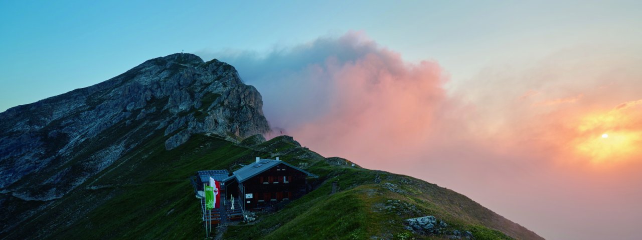 Nördlinger Hütte mit Reither Spitze im Hintergrund., © Region Seefeld /Sebastian Stiphout