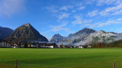 Blick von Garten auf die Berge des Karwendel