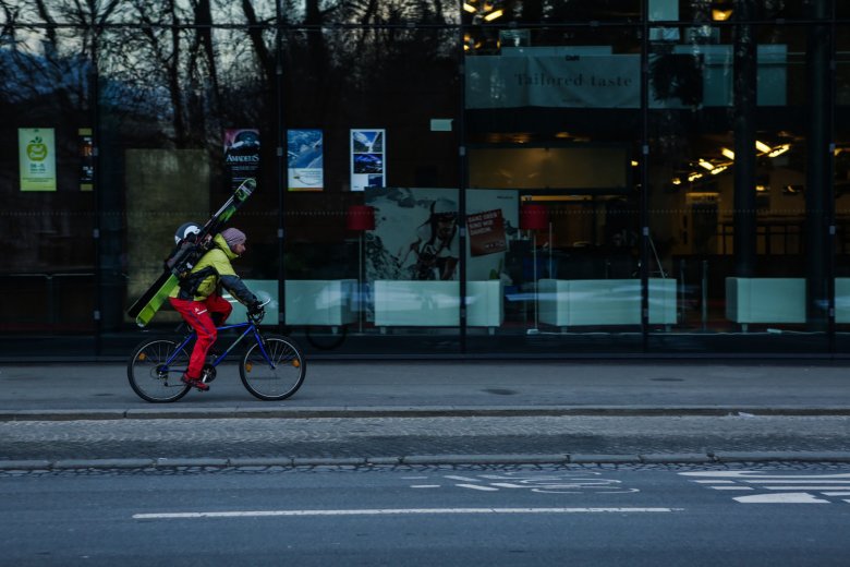 Radfahrer mit Ski Innsbruck (c) Carlos Blanchard_Tirol Werbung