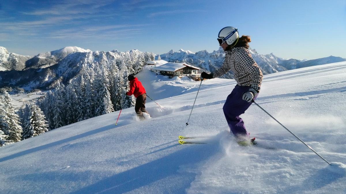 Im Tannheimer Tal haben es Wintersportler nie weit zur nächsten Piste. Sechs kleine, sonnenverwöhnte Skigebiete, unter anderem in Schattwald, Tannheim und Jungsholz, bieten vor allem Genießern und Familien viel Abwechslung – fern jeder Hektik., © Tannheimer Tal