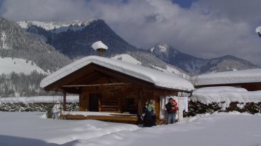 Haus Alpina verschneiter Garten