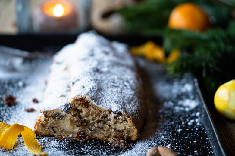 Den fertigen Stollen mit Butter bestreichen und mit Puderzucker bestreuen.