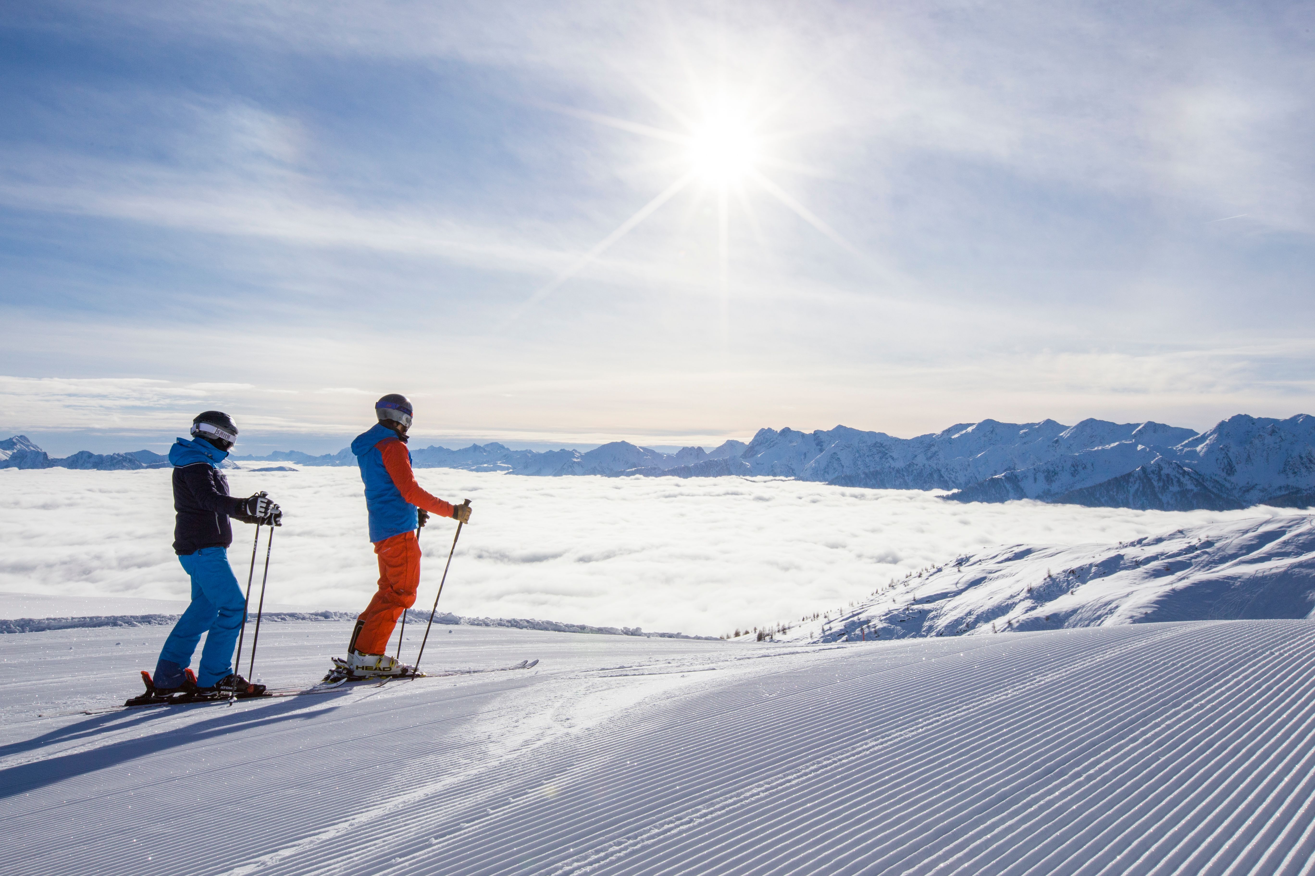 Skifahren im Skizentrum Sillian Hochpustertal in Osttirol. Skifahrer auf einer Piste über einer Nebeldecke.