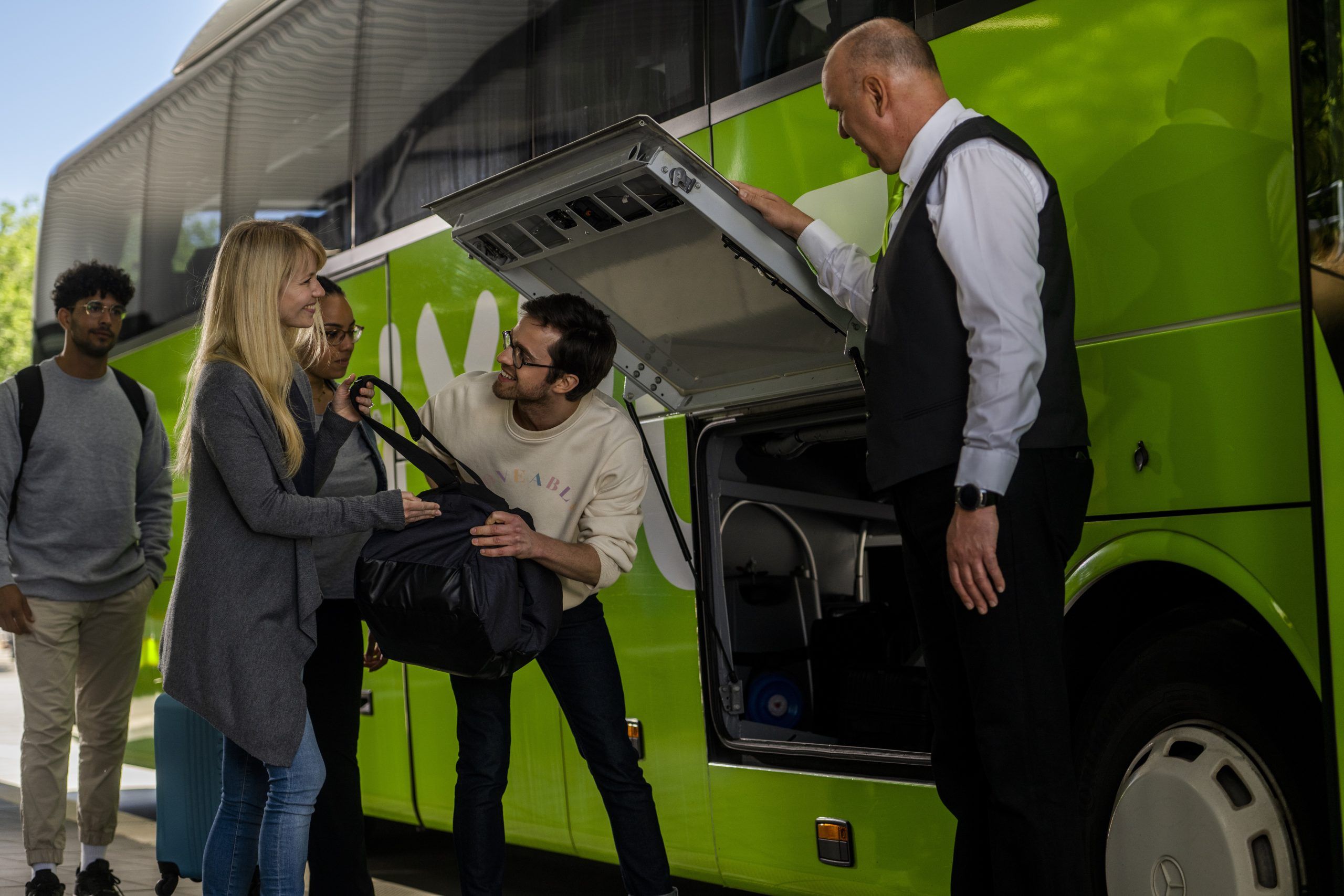Gepäckstauraum im Flixbus auf dem Weg mit dem Bus nach Tirol