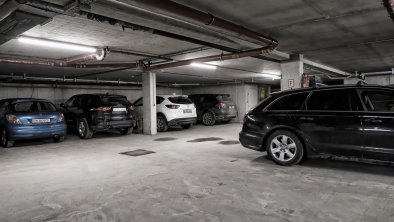 Tiefgarage mit mehreren Autos