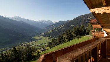 Vom Balkon genießt man die Weite des Zillertals und des Gerlostals., © Tirol Werbung/Lisa Hörterer