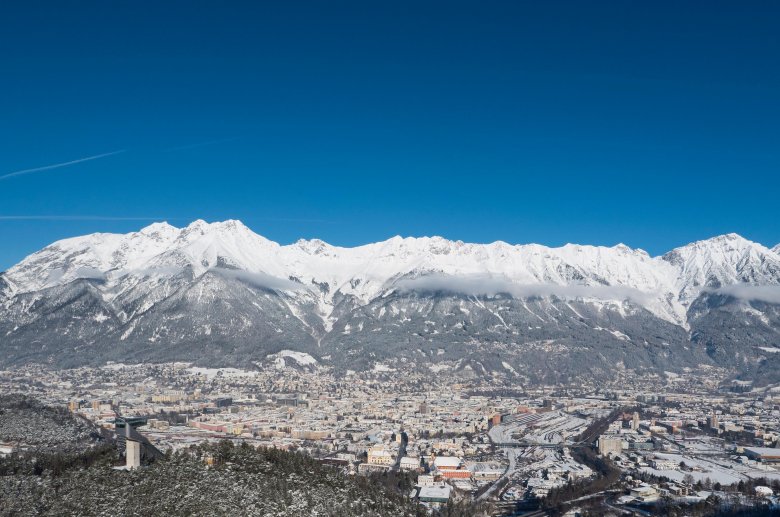 Blick auf die Bergiselschanze, die zu den Wahrzeichen der Tiroler Landeshauptstadt z&auml;hlt.&nbsp; &copy; TVB Innsbruck Mario Webhofer
