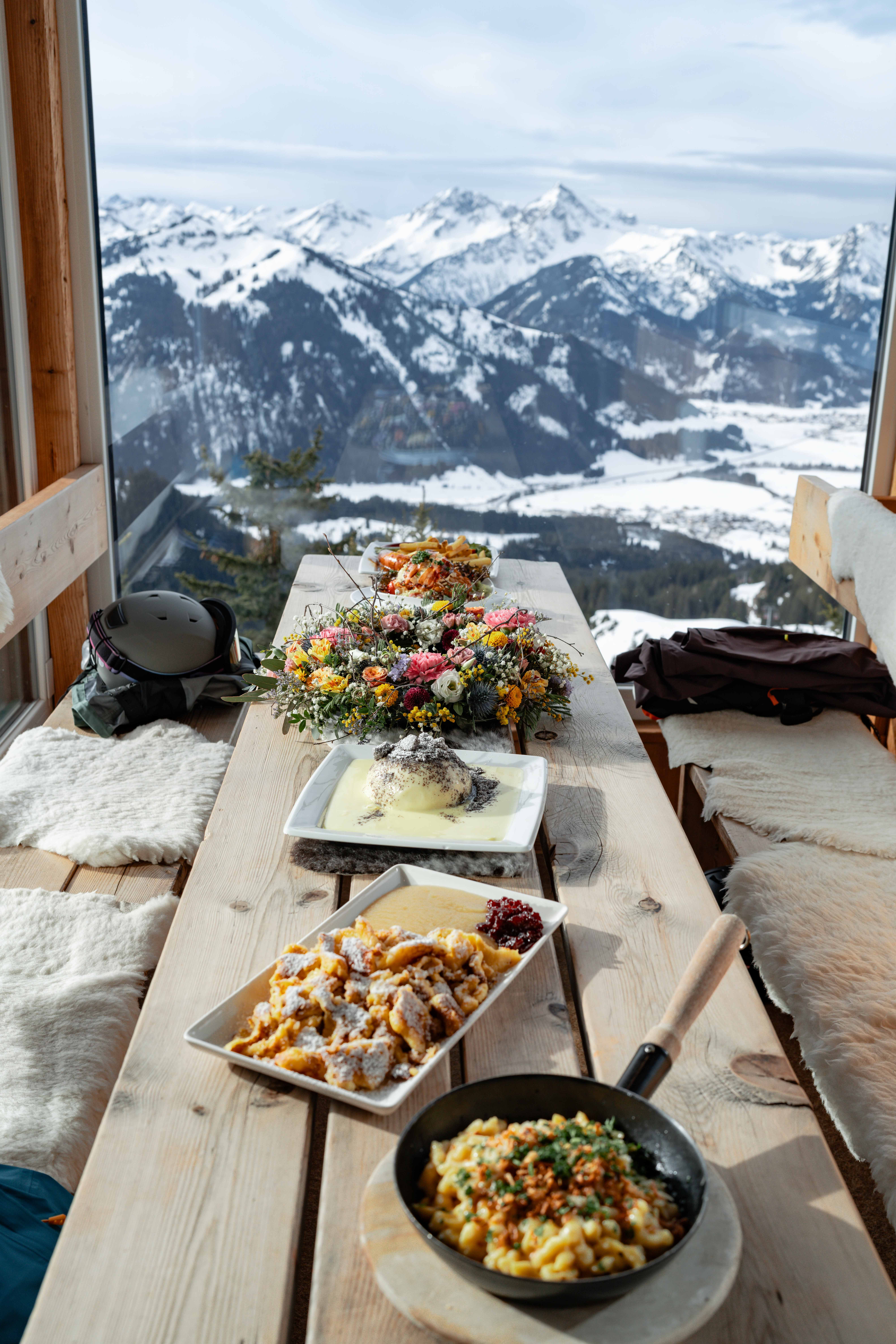 Sonnenalm im Tannheimer Tal, Kaiserschmarrn und andere Gerichte auf einer Sonnenterrasse in den Bergen