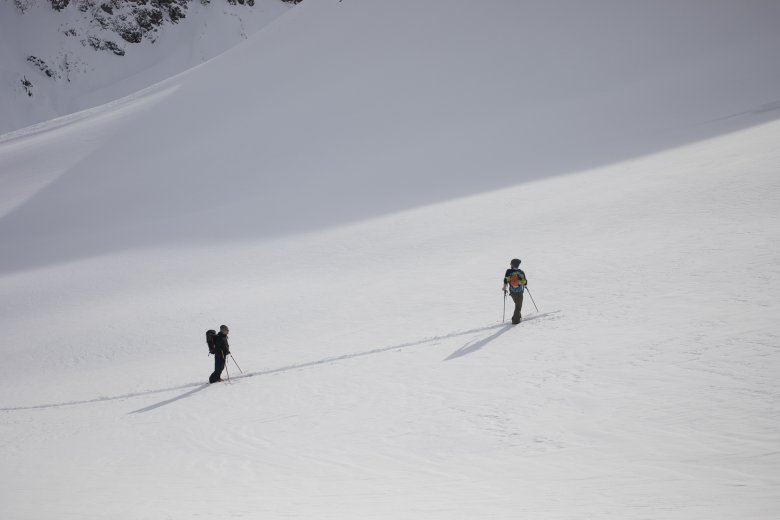             Geteilte Bergeinsamkeit auf dem Weg zur Kuhscheibe, ein Ski-Dreitausender oberhalb der Hütte.

          