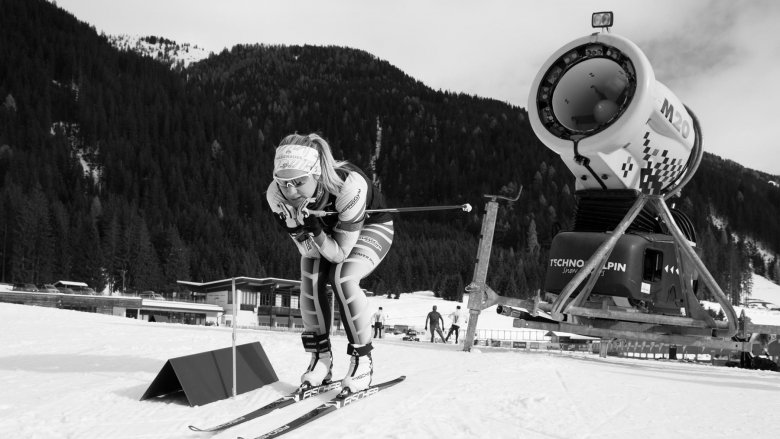 Ski im Test: Beim Skitest achtet Katharina Innerhofer auf die Geschwindigkeit beim Gleiten und ihr Gef&uuml;hl auf den Skiern.
