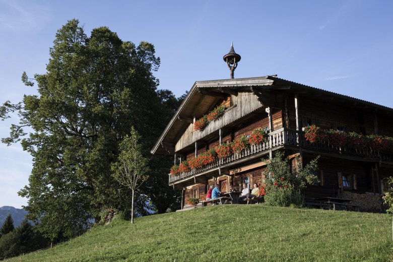 Aus dem K&ouml;pfinghof, einem bewirtschafteten Bauernhof oberhalb von S&ouml;ll, wird in der TV-Serie das Wohnhaus der Familie Gruber., © Tirol Werbung