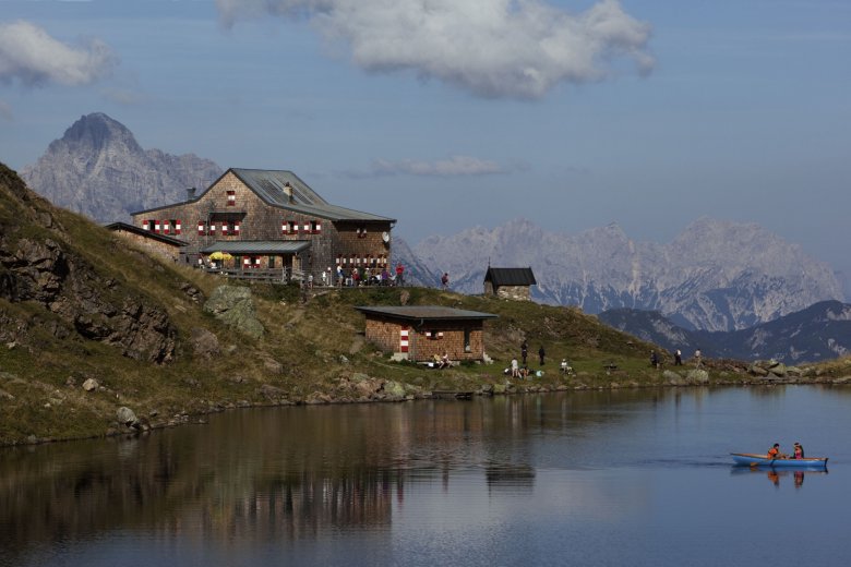 Das Wildseeloderhaus in Fieberbrunn mit Blick auf die Leoganger Steinberge.
, © Tirol Werbung/Uhlig Bernd