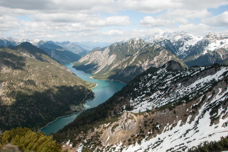 Fjordartig liegt der Plansee in den Ammergauer Alpen.