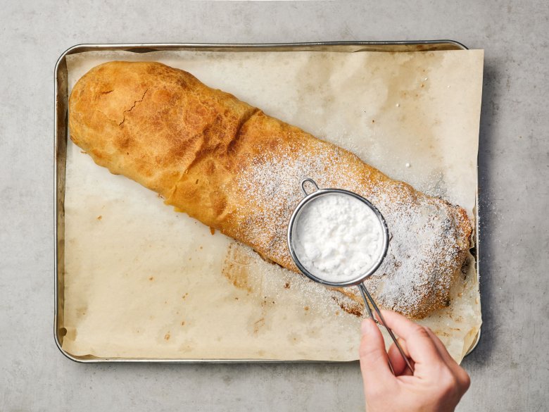 Schritt 11: fertigen Strudel mit Staubrzucker bestreuen 