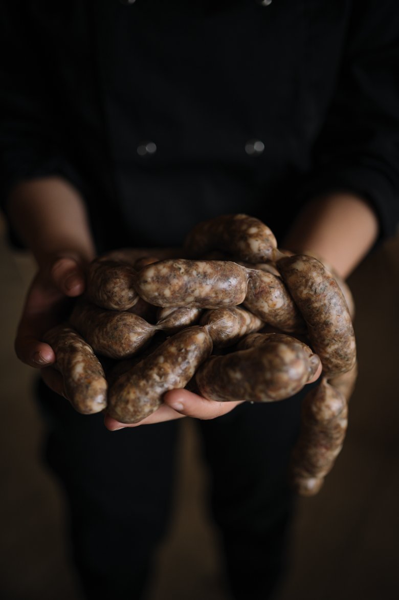             Normalerweise wird das Bergwild als Ragout oder Braten serviert. Im Morent macht Küchenchefin Lisa aus dem Fleisch der Gämse eine grobe Salsiccia mit mediterranen Gewürzen.

          