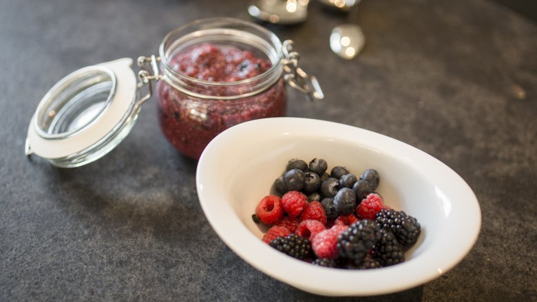 Gesundes Dessert: Im Gegensatz zu manch anderen Nachspeisen besteht der Chia-Beeren-Pudding ausschlie&szlig;lich aus wertvollen Zutaten.