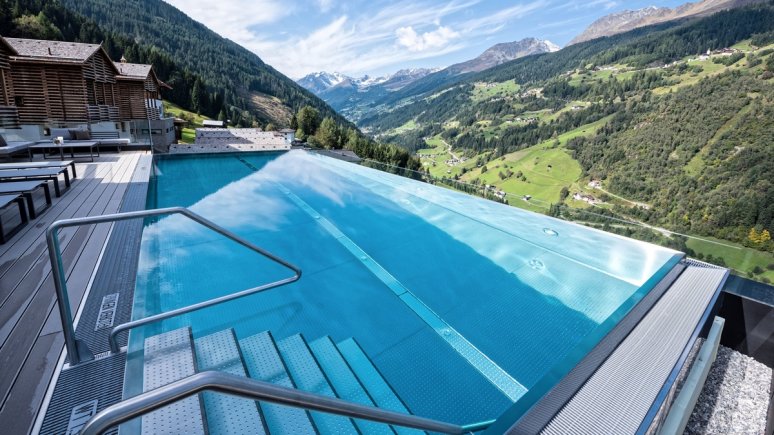 Stadldorf Bergwiesenglück Pool Sommer