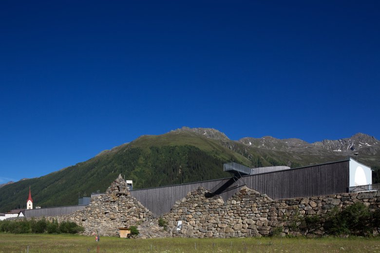 345 Meter lang ist die Lawinenschutzmauer im Ortsteil Winkl. Ihre Massivit&auml;t nehmen Besuchende des Alpinariums erst von der Dachplattform aus wahr.