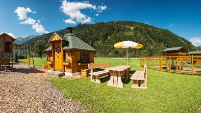 Panorama mit Spielplatz, Grillhütte und Tiergarten